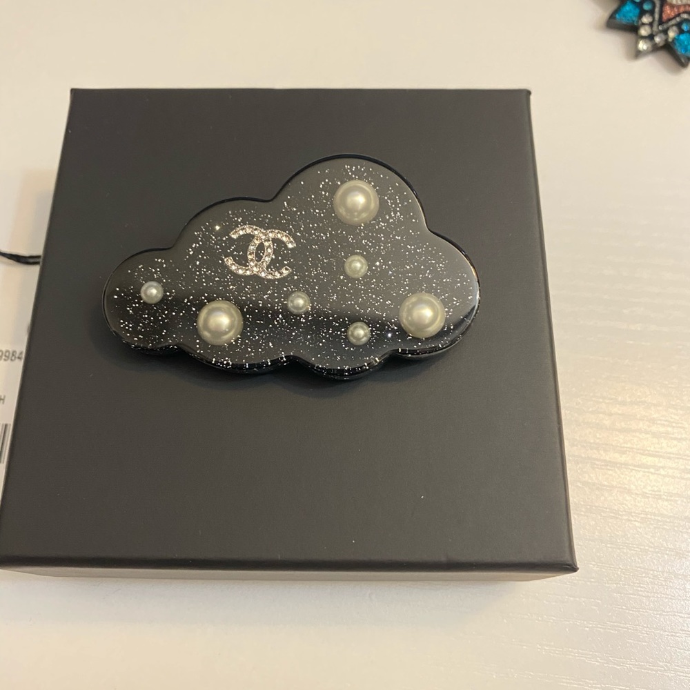 ** SOLD ** Chanel 17S Cloud Resin Brooch Pearls